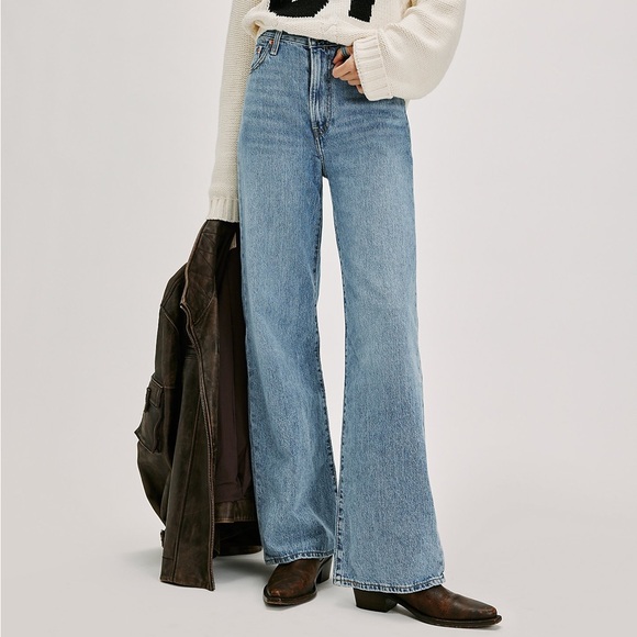 Levi’s Ribcage Wide Leg Jean - Picture 2 of 5